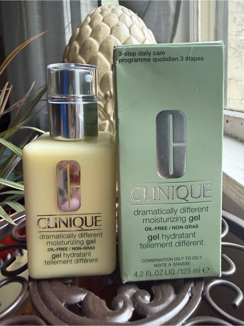 Clinique Dramatically Different Moisturizing Gel - Light Green Bottle & Box